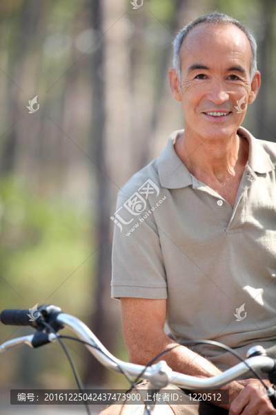 中年男子騎自行車