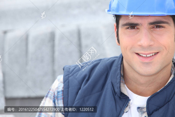 一個(gè)具體的抑制背景建筑工人特寫
