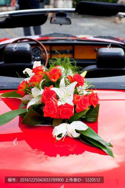 紅色轎車上的花束