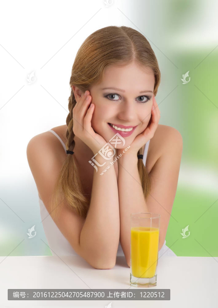 美麗快樂的女孩與橙汁