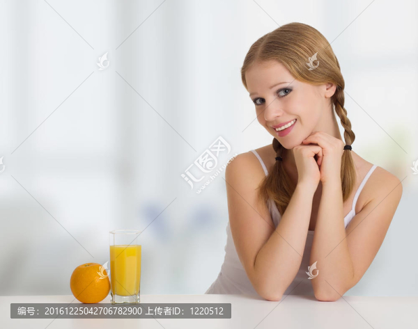 美麗快樂的女孩與橙汁