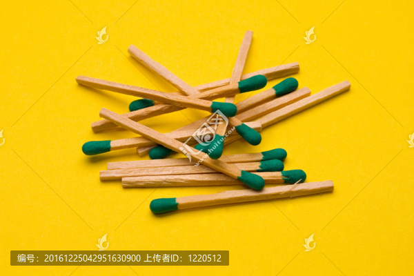 黃色背景下的火柴