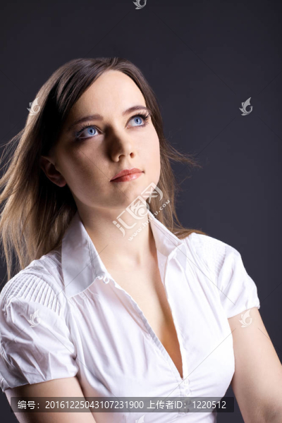 夢中的年輕美女