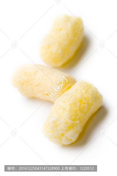 脆玉米小吃在白色背景