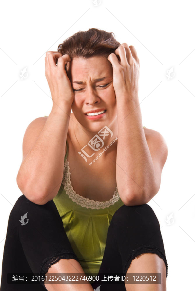 一個穿著白色背景的非常不快樂的年輕女人