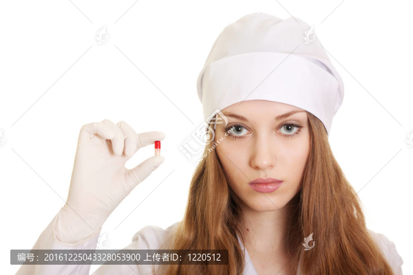 年輕的醫(yī)學(xué)博士與紅藥片手在白色背景