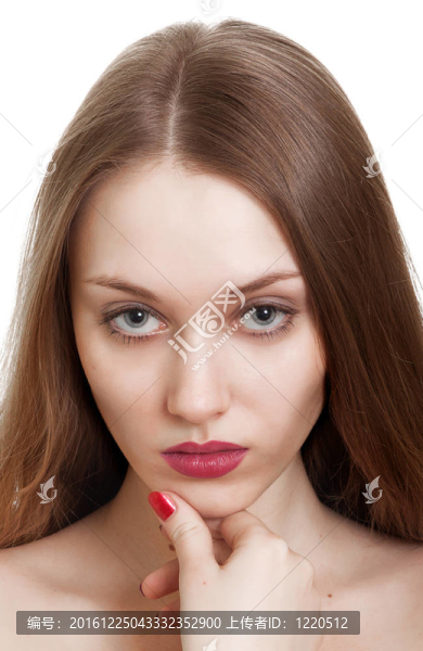 特寫性感的白人年輕女子肖像紅亮的指甲