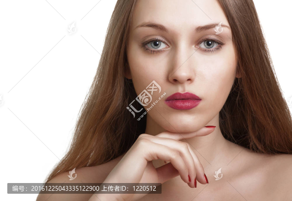 特寫性感的白人年輕女子肖像紅亮的指甲