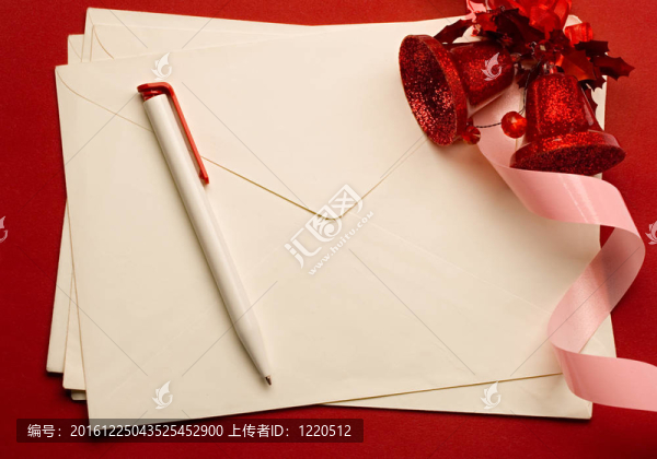紅色背景上孤立的筆筆信封