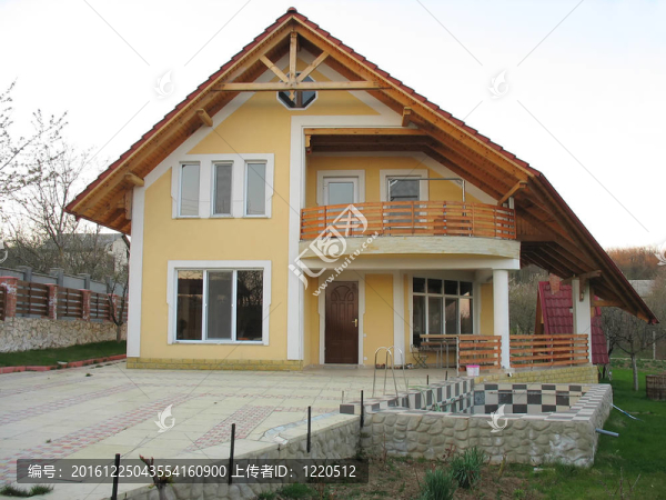剛剛建立新的家庭住宅和小型游泳池