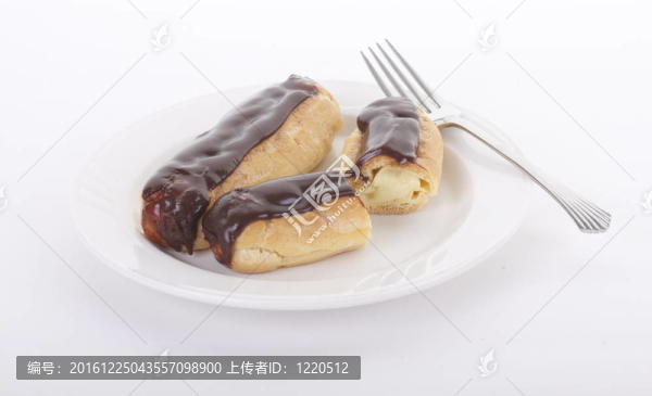 兩個巧克力松糕和Fork一個白色的盤子