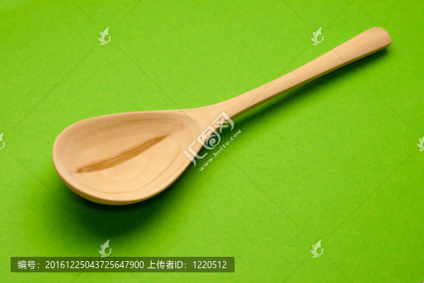 綠色背景上的木質(zhì)勺子