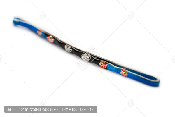 白色發(fā)夾