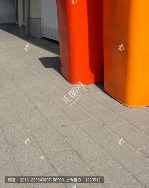 2個(gè)橙色垃圾容器站在人行道上-匯圖網(wǎng) www.fosd68.com 2個(gè)橙色垃圾容器站在人行道上