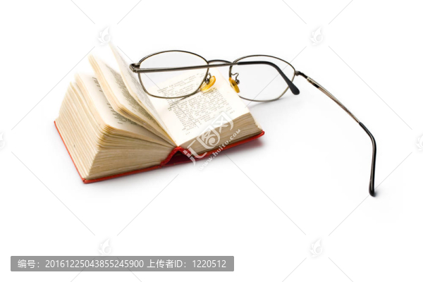書籍和眼鏡孤立在白色