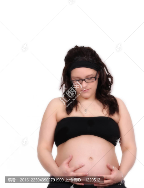 抱裸腹孕婦