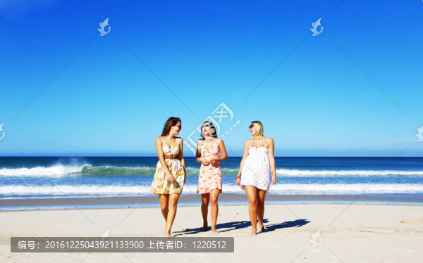 三個年輕女人在夏日的海灘上玩得很開心