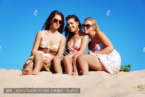 三個年輕女人在夏日的海灘上玩得很開心