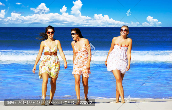 三個(gè)年輕女人在夏日的海灘上玩得很開心