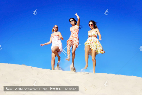 三個年輕女人在夏日的海灘上玩得很開心