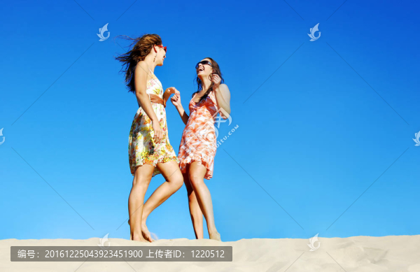 兩個年輕女人在夏日的海灘上玩得很開心