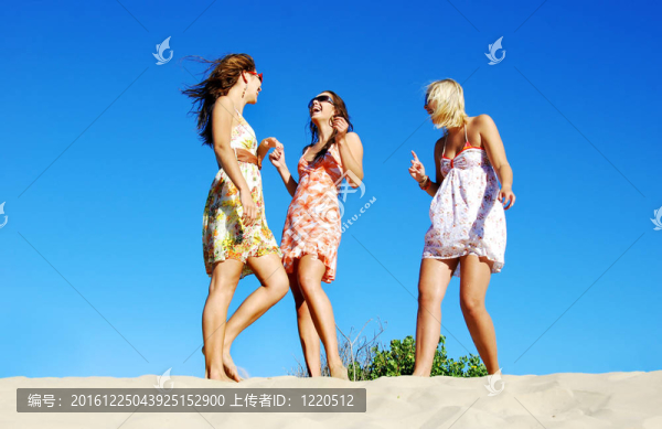 三個(gè)年輕女人在夏日的海灘上玩得很開心