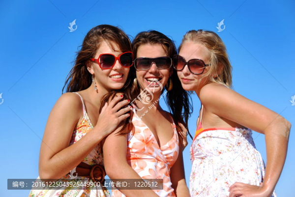 三個年輕女人在夏日的海灘上玩得很開心