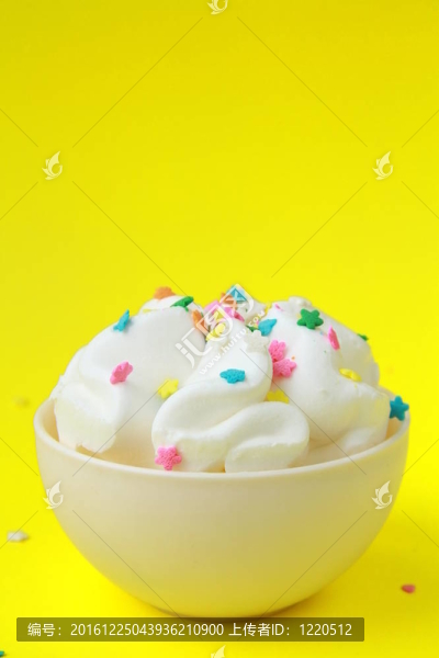 白杯子里的冰淇淋