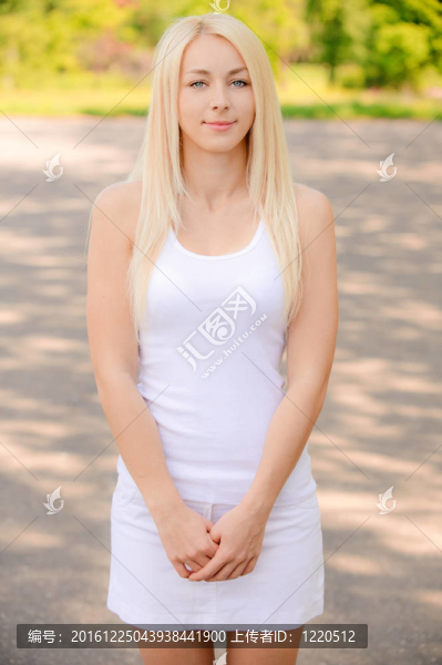 年輕女性微笑的肖像