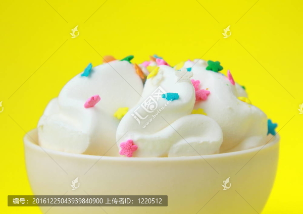 白杯子里的冰淇淋