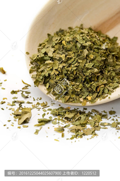 湯匙和歐芹在白色上分離