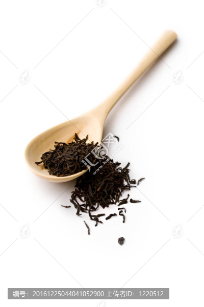 茶和湯匙孤立在白色