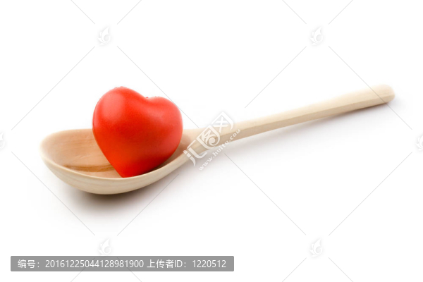 湯匙和心臟隔絕在白色上