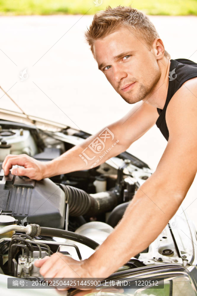 汽車機(jī)械工修理發(fā)動(dòng)機(jī)