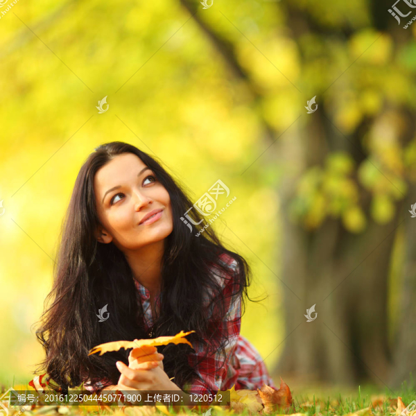 在秋葉的女人portret