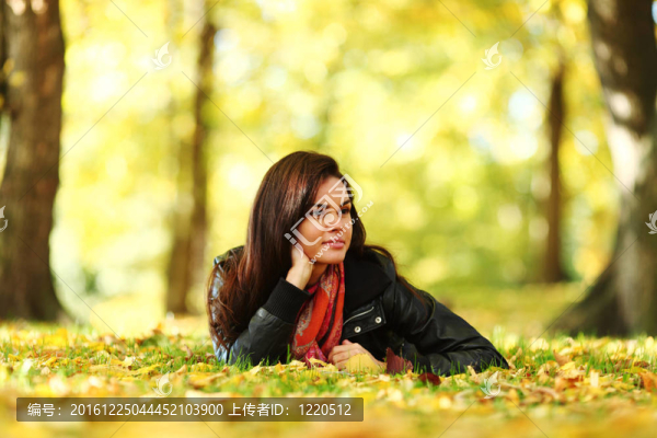 在秋葉的女人portret