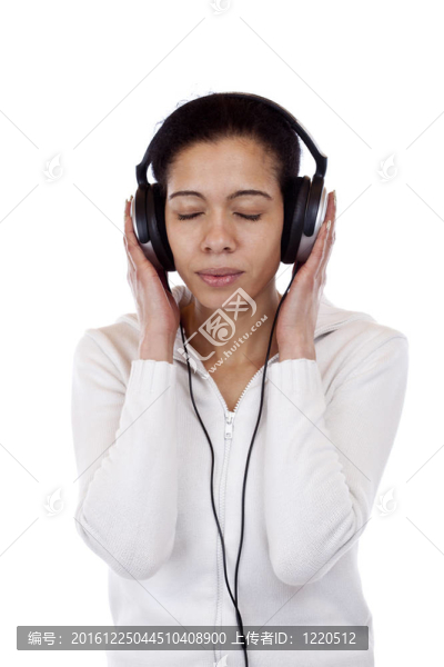 有吸引力的年輕女性用耳機聽音樂放松。白色背景孤立。