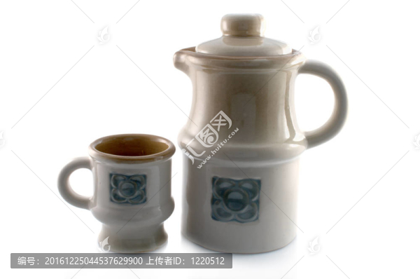 陶瓷杯和酒瓶