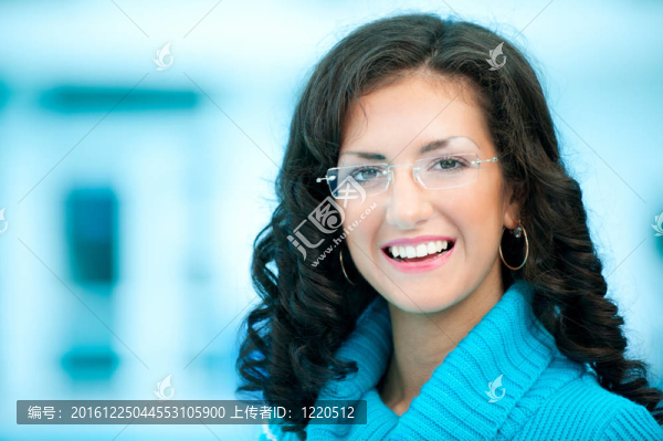 戴眼鏡的年輕商業(yè)女性