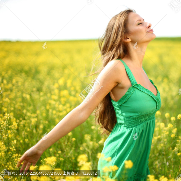 油菜地上的女人