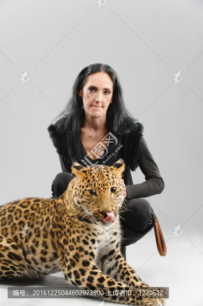 成熟的女人和斑點豹