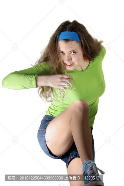 穿綠色運動服的女孩