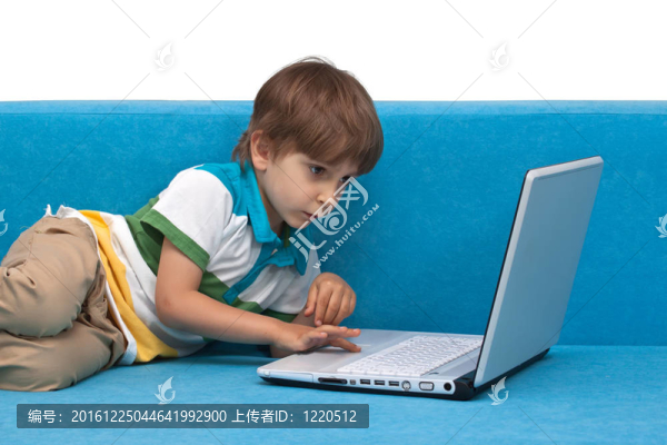 與白色背景隔離的筆記本電腦的男孩