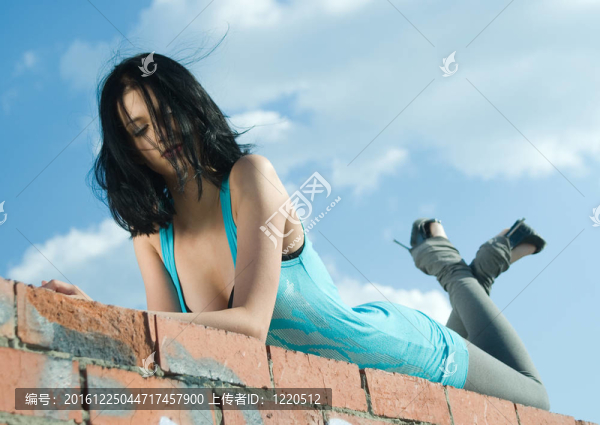 屋頂上的年輕女人