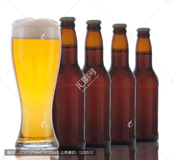四個(gè)棕色啤酒瓶和Full,Glass