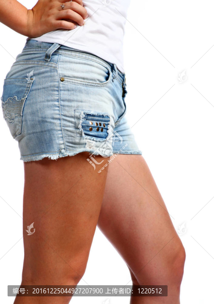 穿牛仔短褲的女孩
