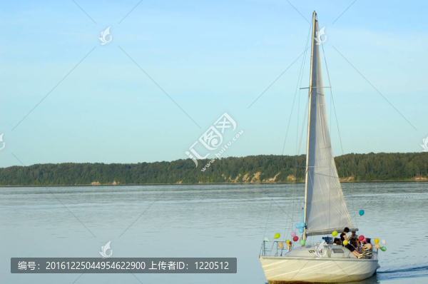 湖上游艇