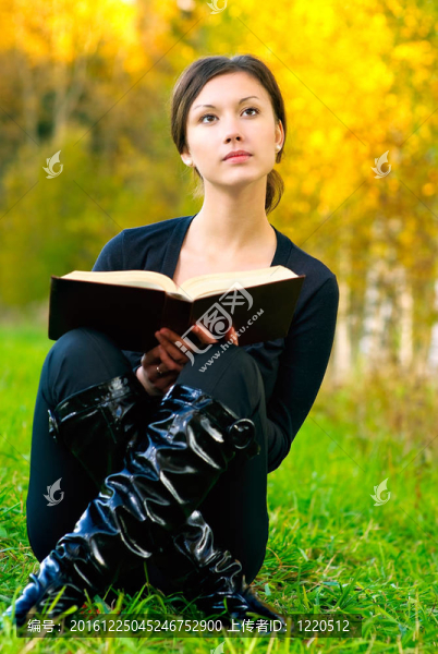 美女讀書