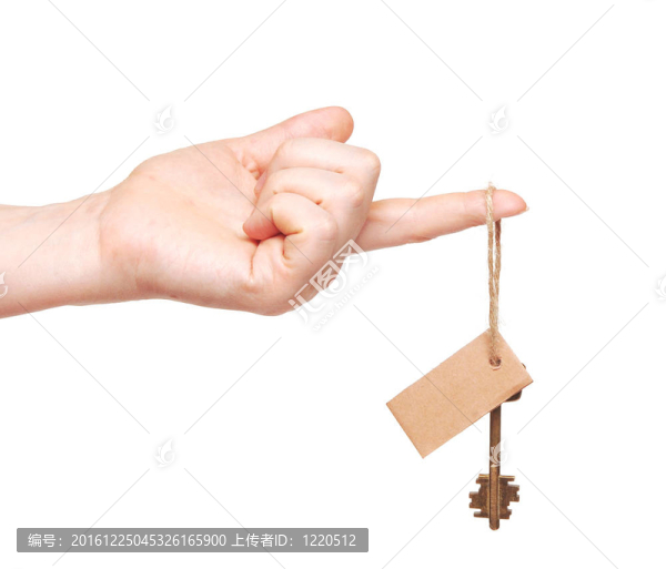 白色背景上有空白標簽的手和鑰匙