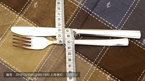 紡織品餐巾刀叉。飲食健康的食物